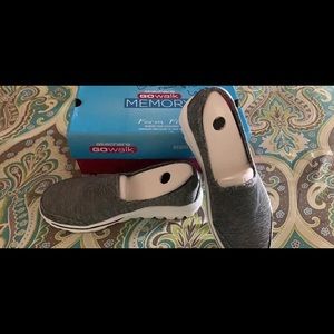 NEW IN BOX SKECHERS GO WALK SIZE 6 1/2